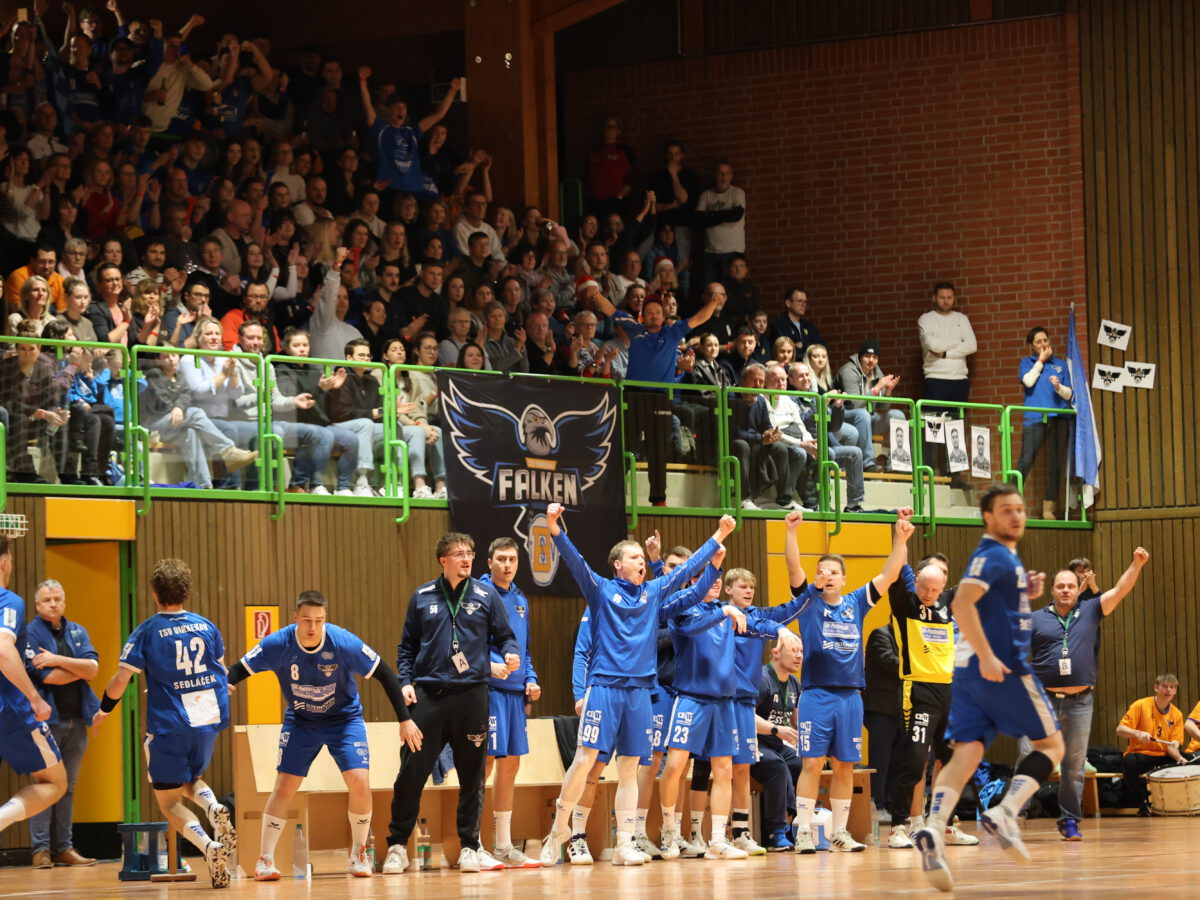 Falken verlieren knappes Derby – Fans sorgen für Gänsehaut-Momente