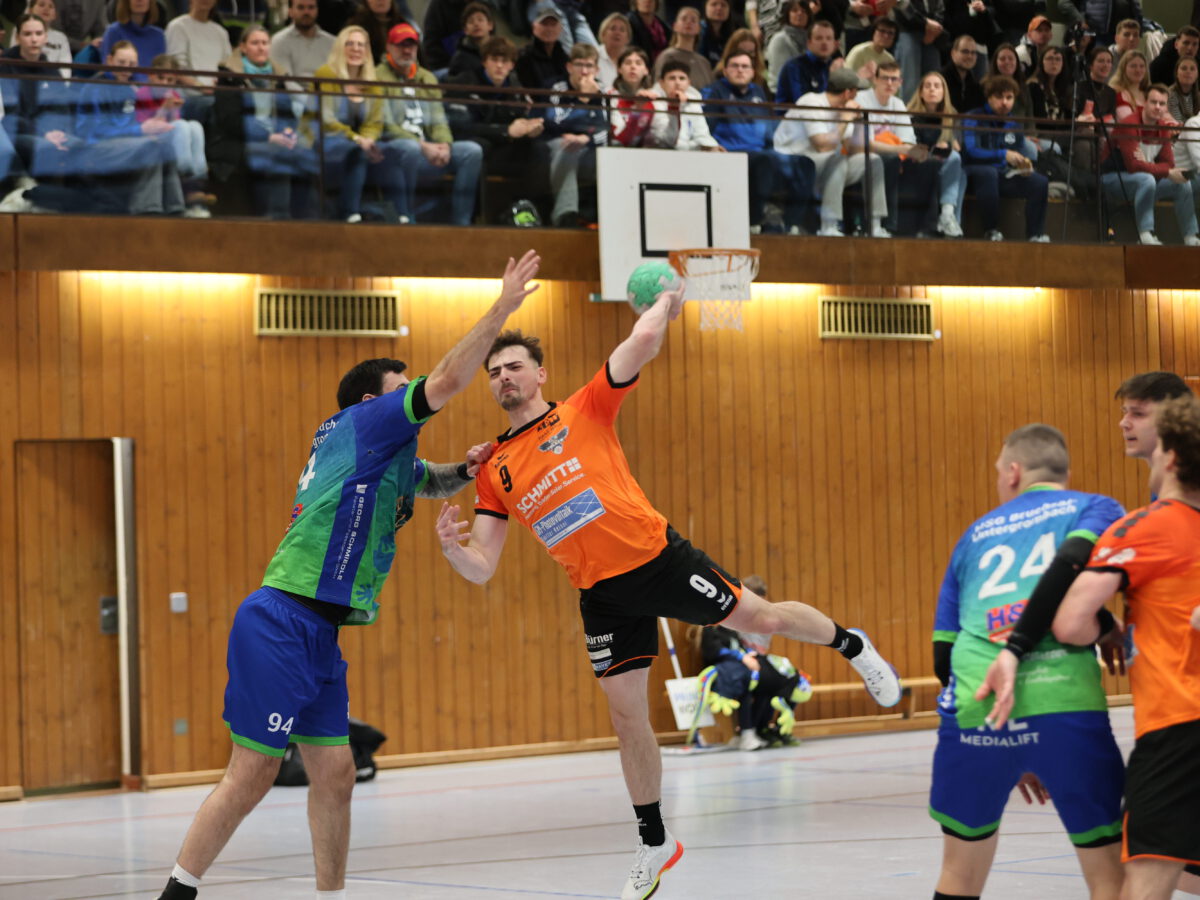 Falken wachen spät auf und nehmen Punkt mit