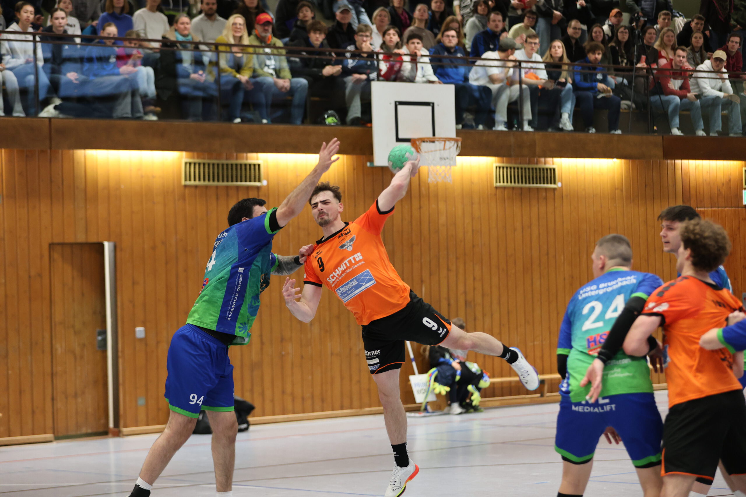 Falken wachen spät auf und nehmen Punkt mit