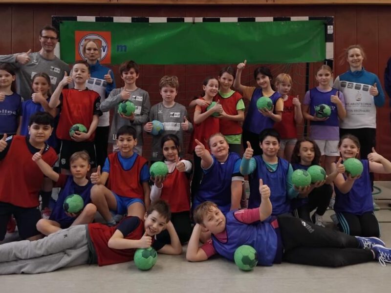 Falken beim Grundschulaktionstag in der Sonnenuhrenschule